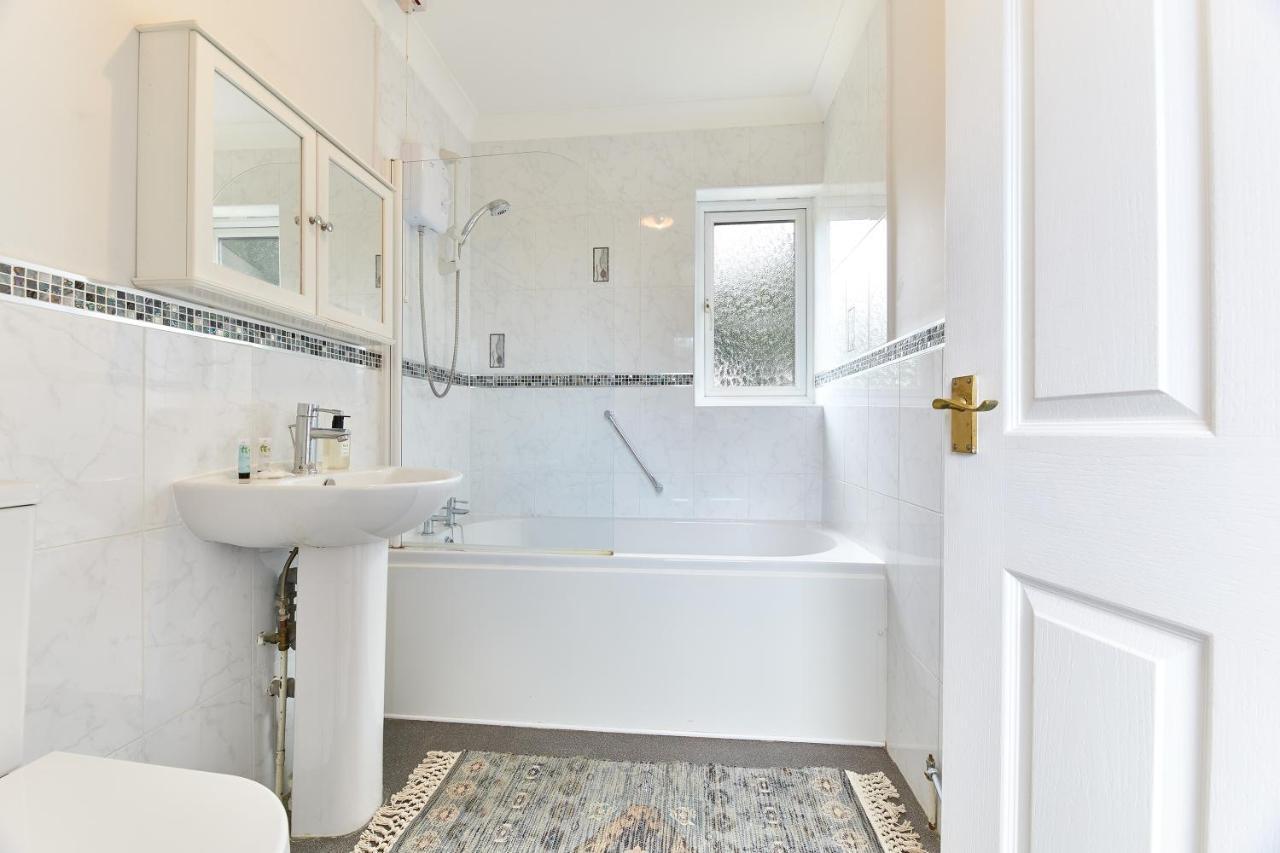 Xanadu: Stylish Family Home By The Pub And Beach بيد نيل المظهر الخارجي الصورة